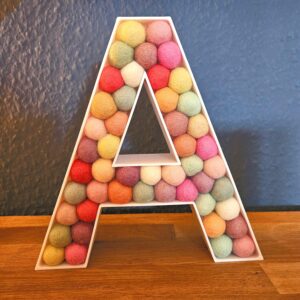 Personalisierter 3D-Buchstabe mit Filzkugeln